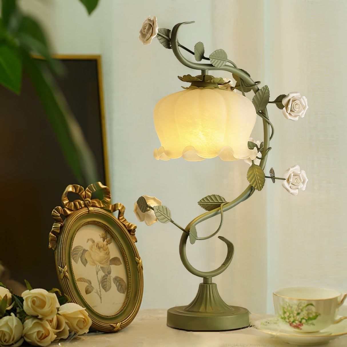 Floral Table Lamp Curved Green Metal Design With Glass Shade - Product detail 6