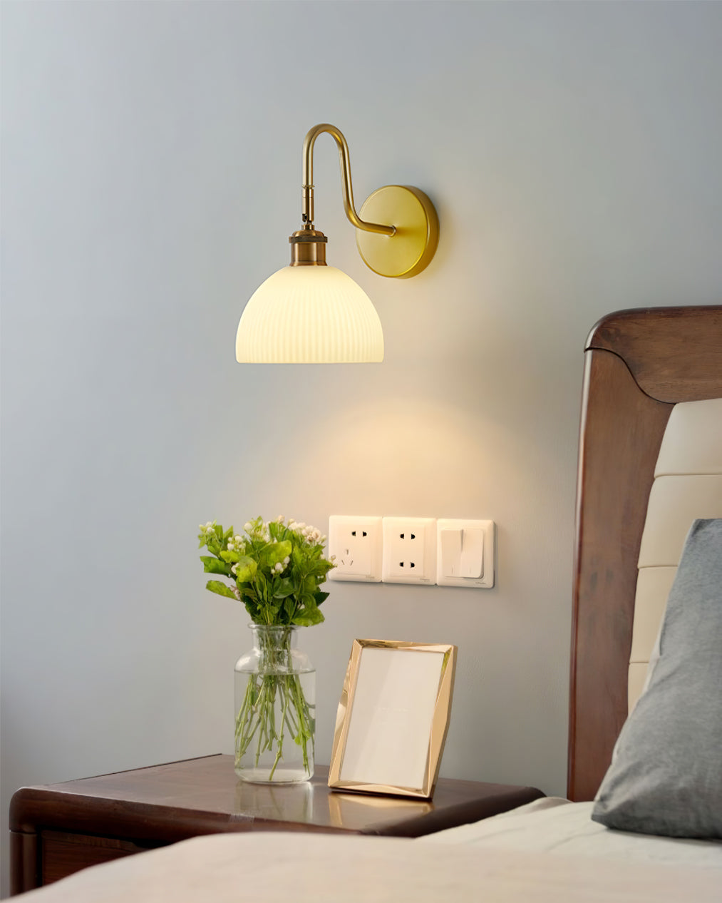Modern Wall Sconce Brass Finish With Glass Shade - Product detail 11