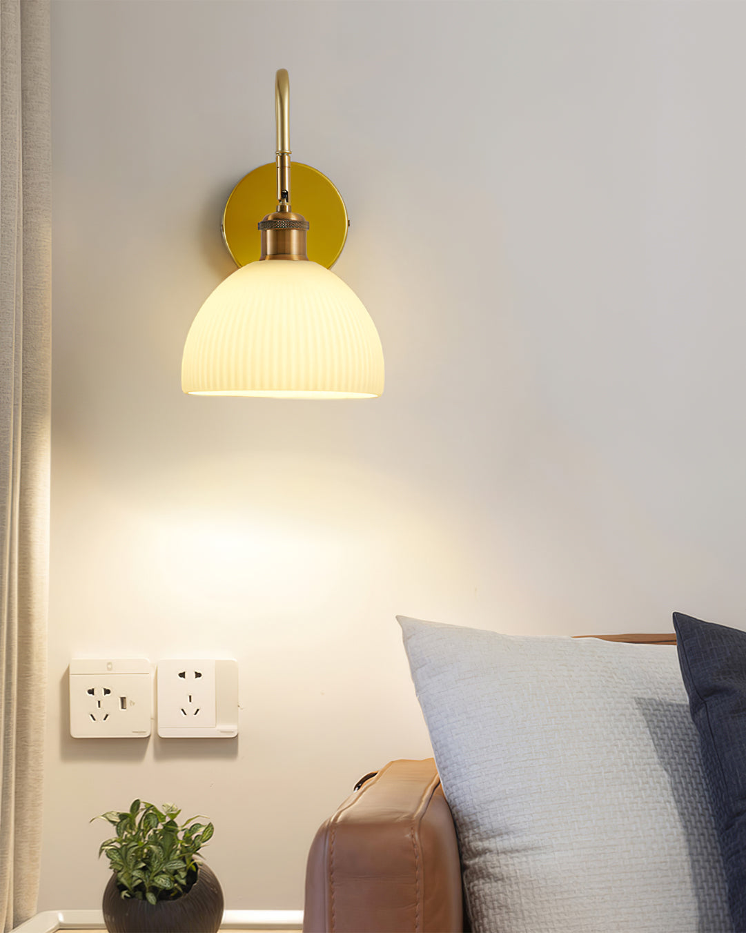 Modern Wall Sconce Brass Finish With Glass Shade - Product detail 8