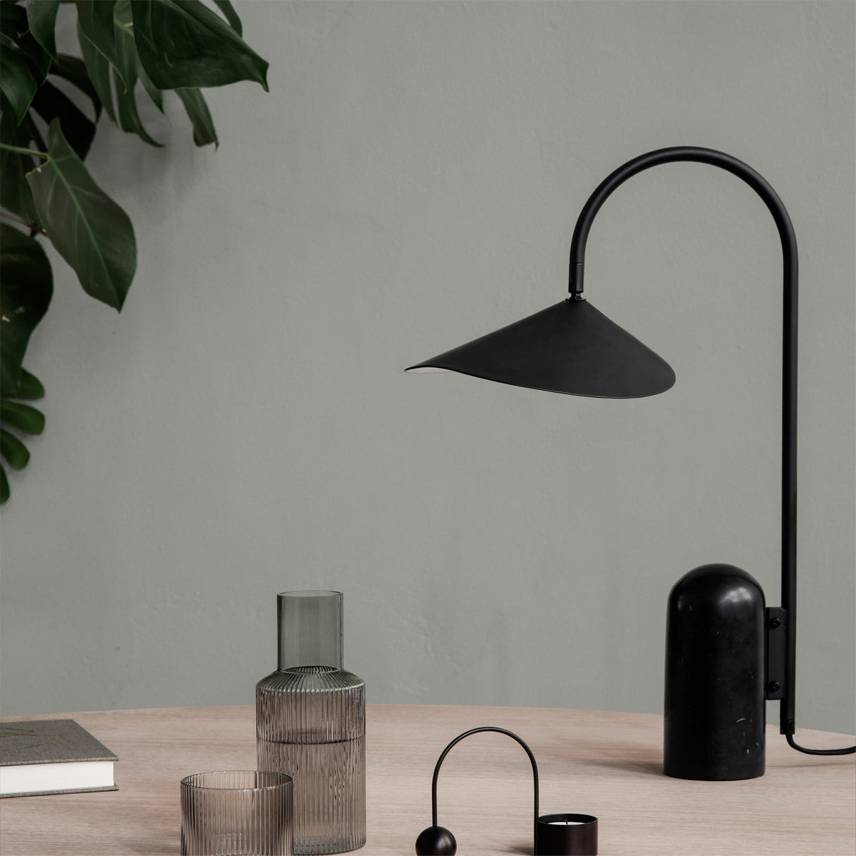 Modern Table Lamp Black Marble Base with Curved Shade - Product detail 14