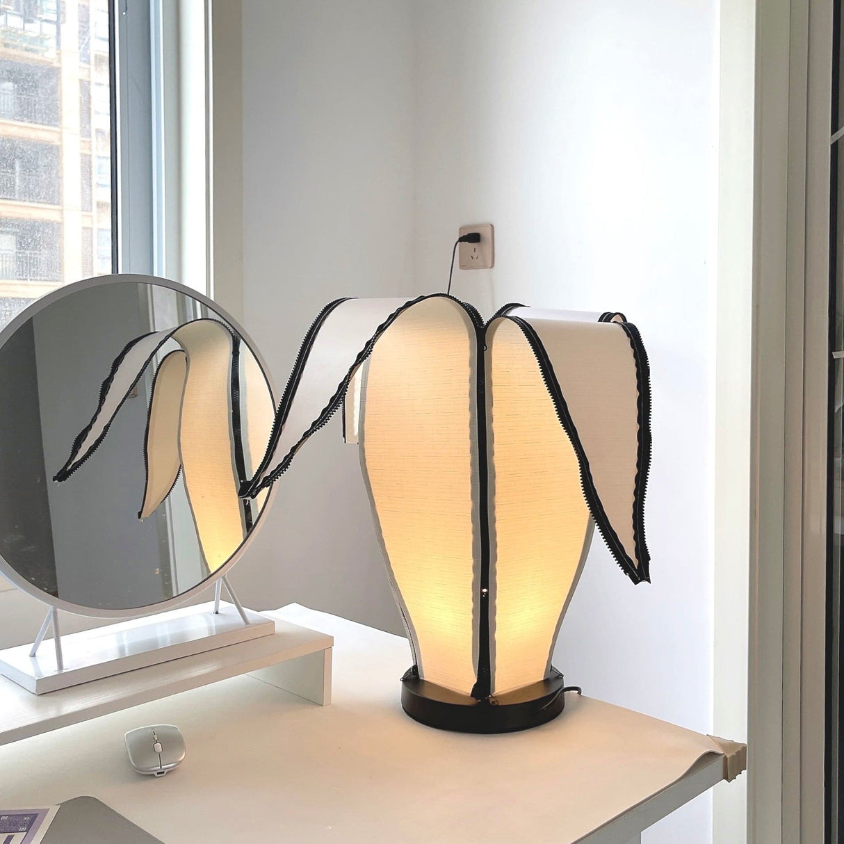 Artistic Table Lamp Banana Leaf Design With Warm Glow - Product detail 19