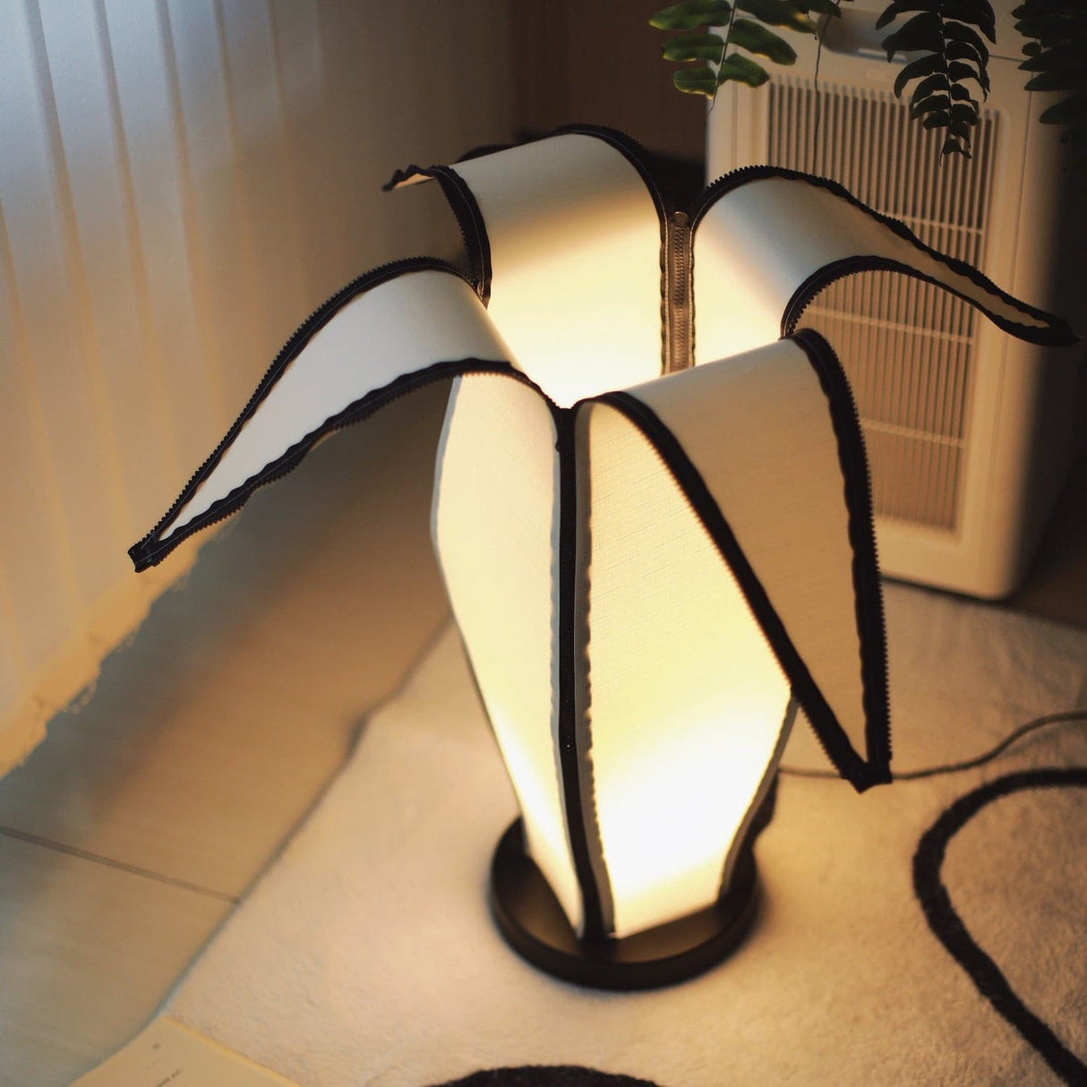 Artistic Table Lamp Banana Leaf Design With Warm Glow - Product detail 8
