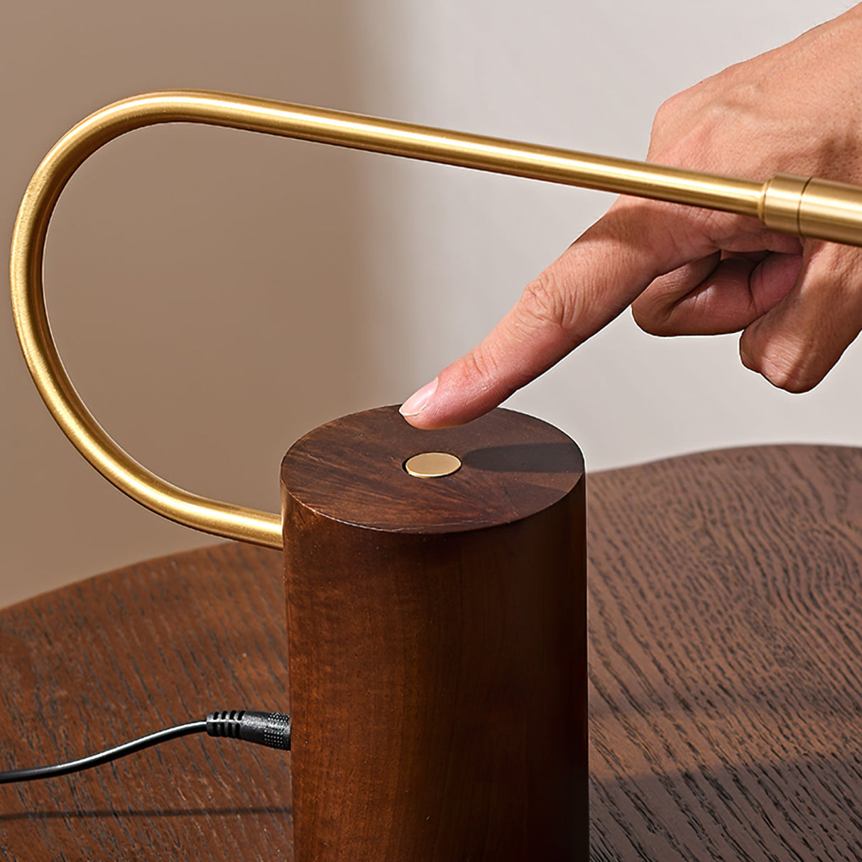 Modern LED Table Lamp Walnut Wood with Brass Accent - Product detail 5