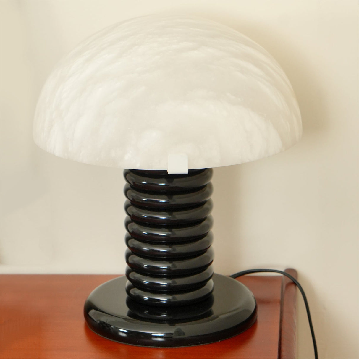 Modern Alabaster Table Lamp Black Ribbed Base Design - Product detail 4