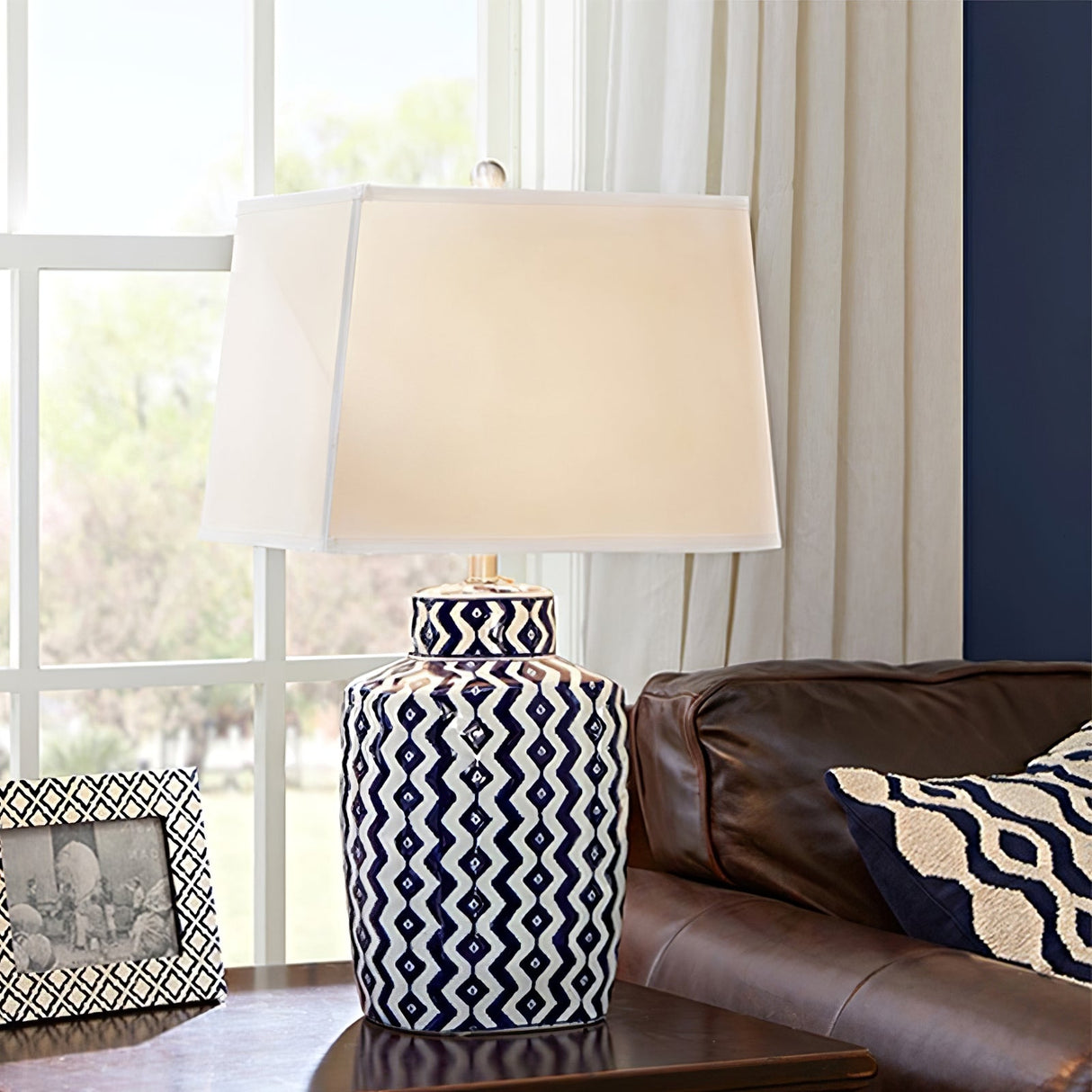 Geometric Table Lamp Blue White Porcelain Design - Detailed view