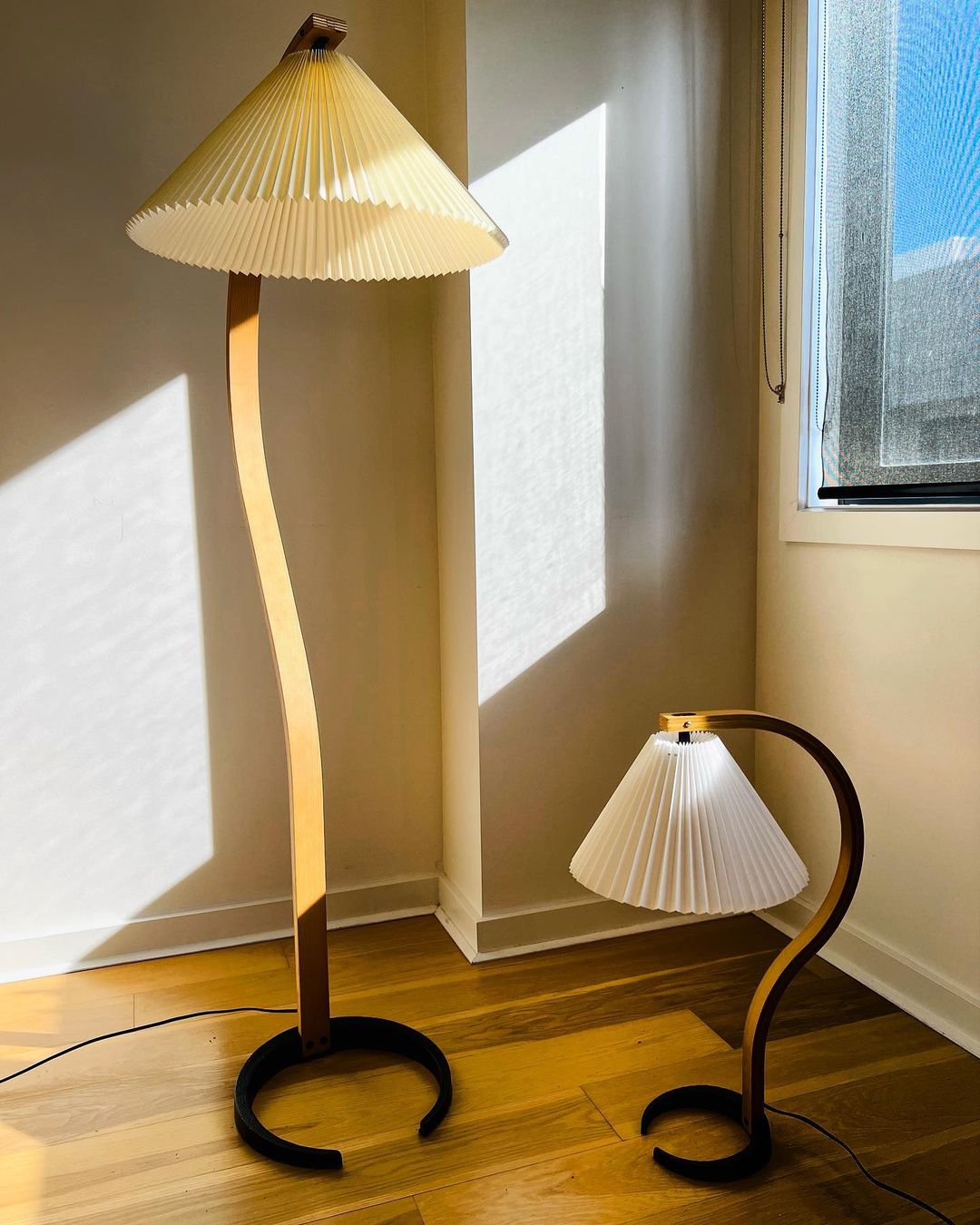 Scandinavian Table Lamp Curved Wood with Pleated Shade - Product detail 18