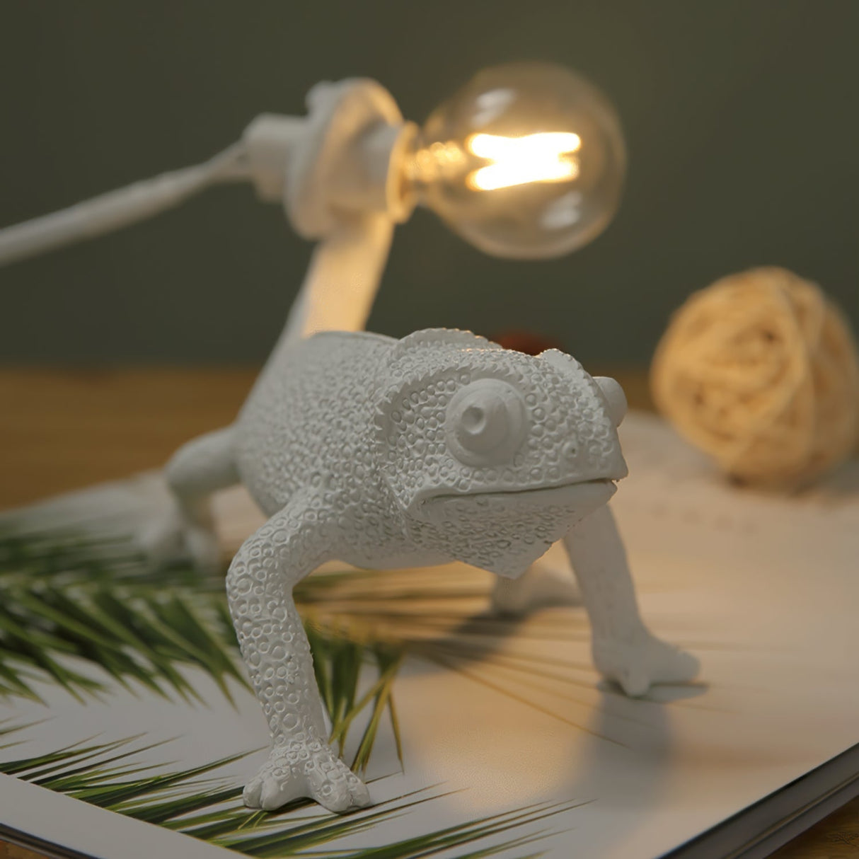 Chameleon Table Lamp White Resin Animal Design - Product example