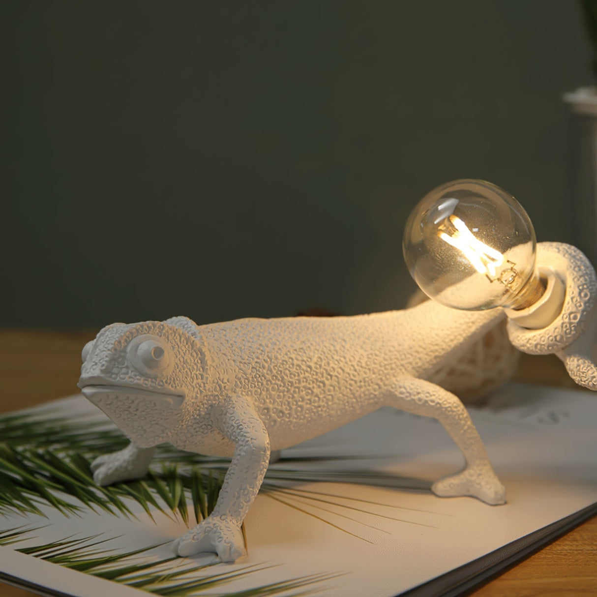 Chameleon Table Lamp White Resin Animal Design - Detailed view