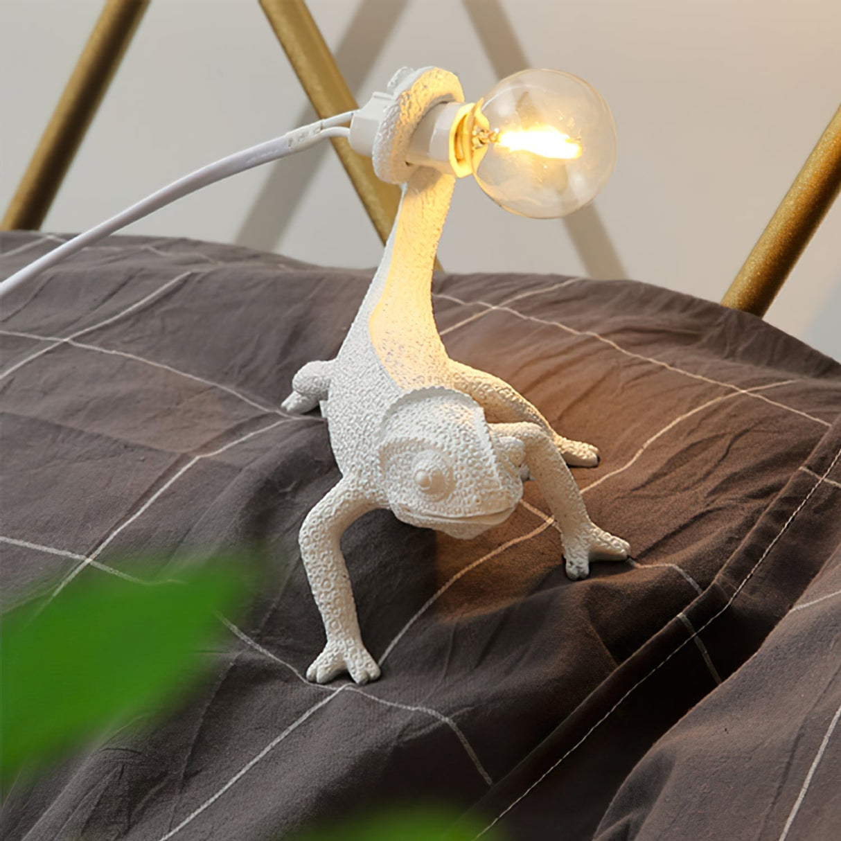 Chameleon Table Lamp White Resin Animal Design - Product detail 6