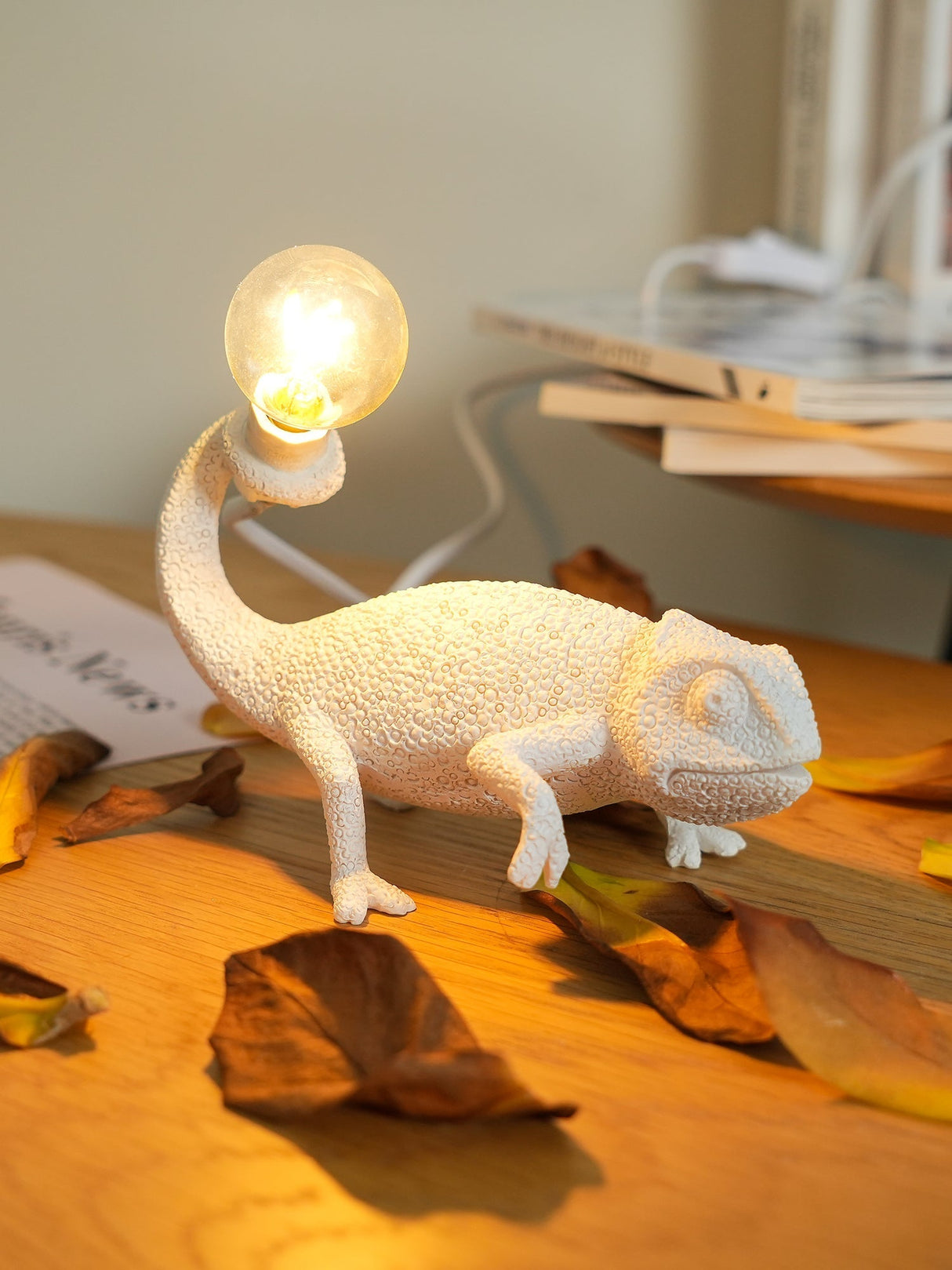Chameleon Table Lamp White Resin Animal Design - Product detail 15