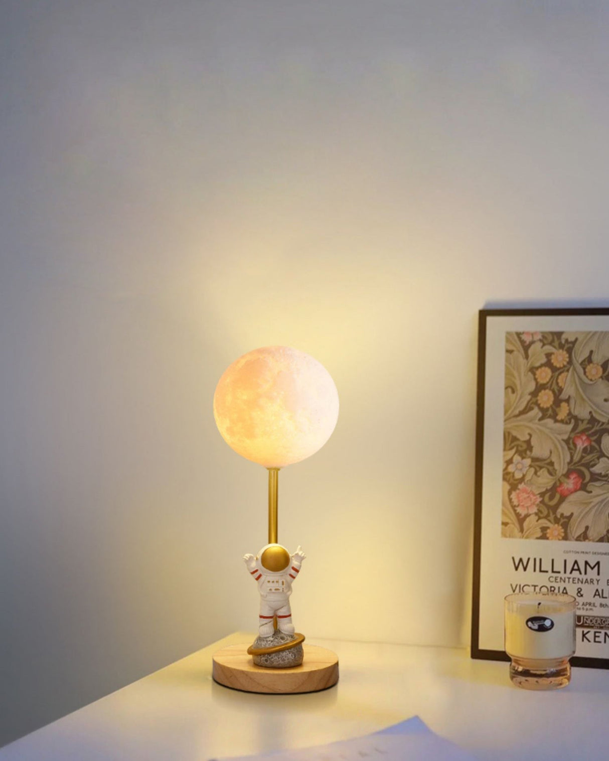 Moon Shape Table Lamp LED Astronaut Design - Product detail 10