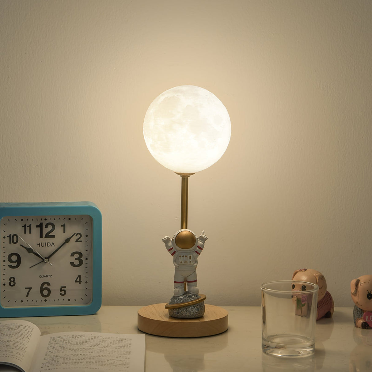 Moon Shape Table Lamp LED Astronaut Design - Product detail 13