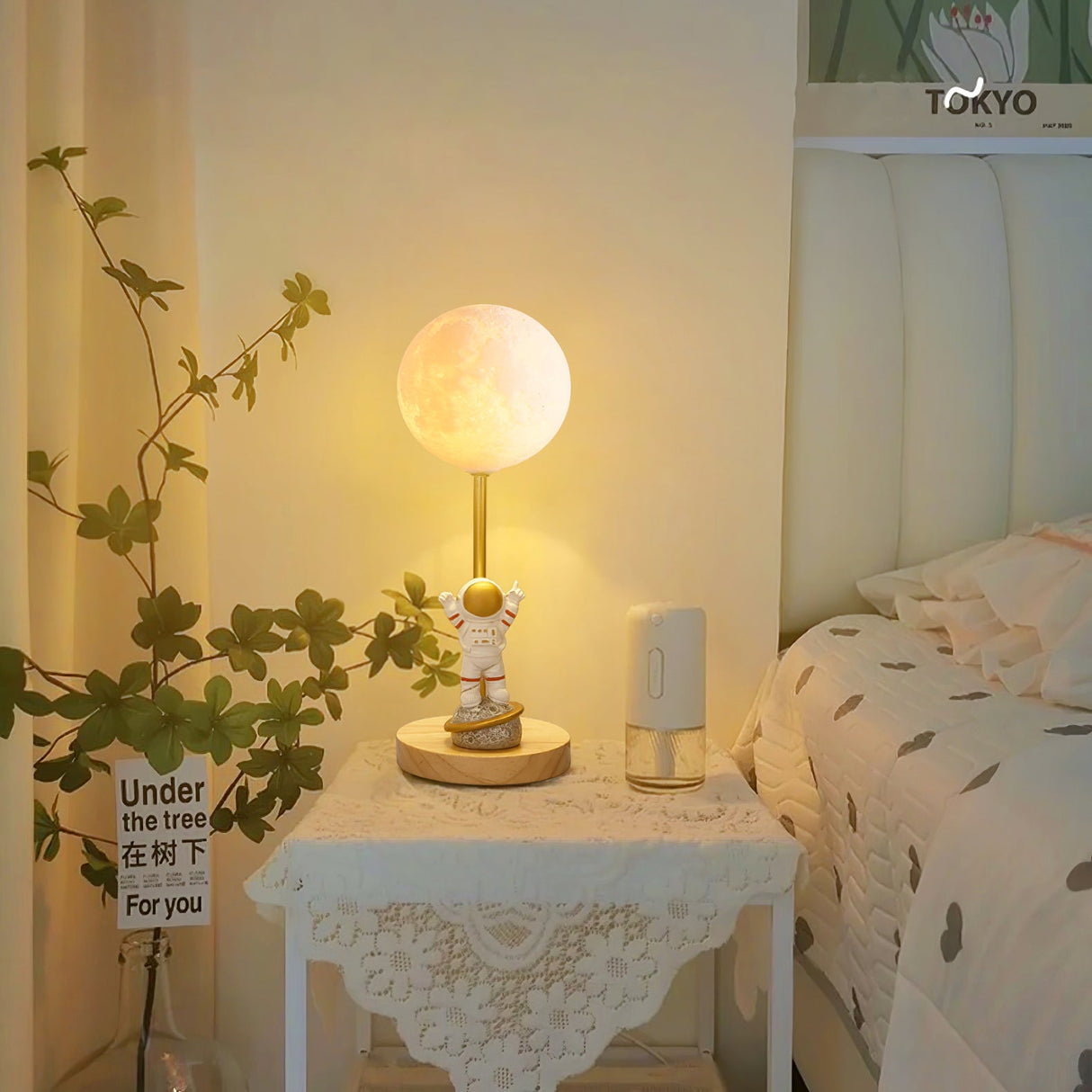 Moon Shape Table Lamp LED Astronaut Design - Detailed view