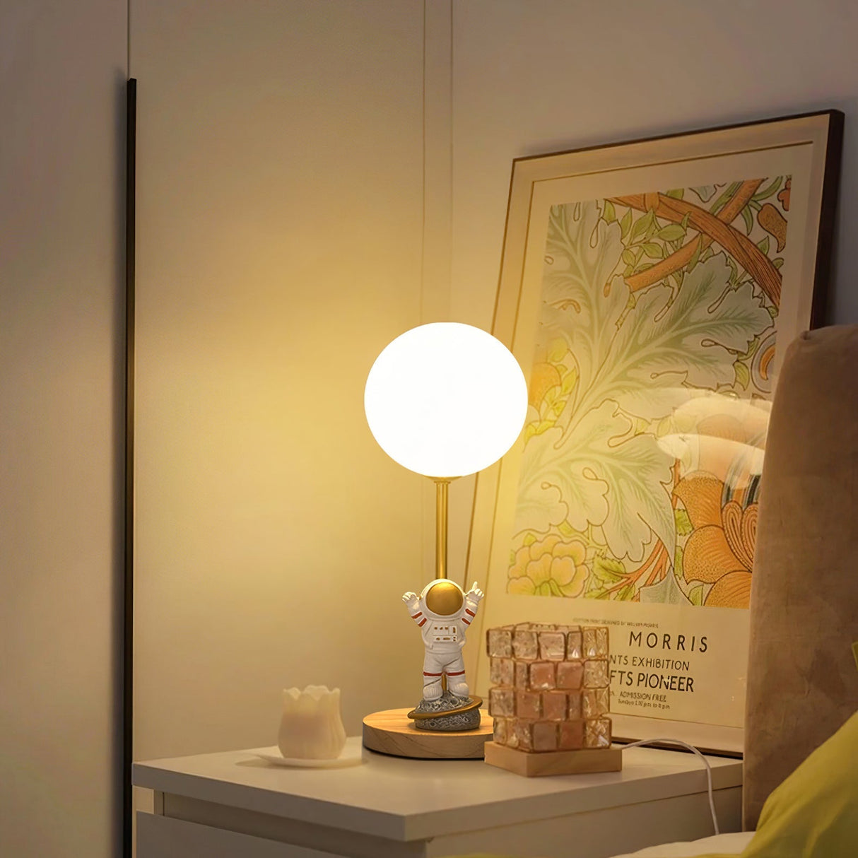 Moon Shape Table Lamp LED Astronaut Design - Product detail 19