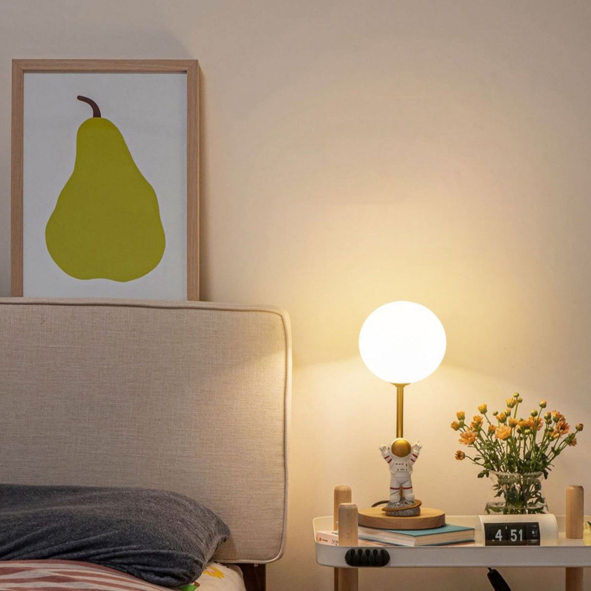 Moon Shape Table Lamp LED Astronaut Design - Product detail 20