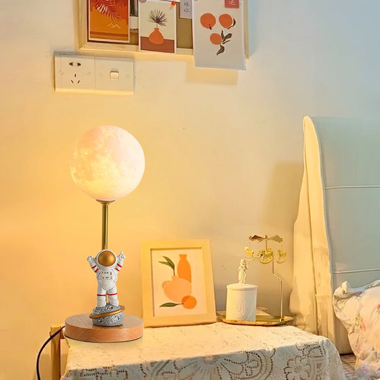 Moon Shape Table Lamp LED Astronaut Design - Product detail 21