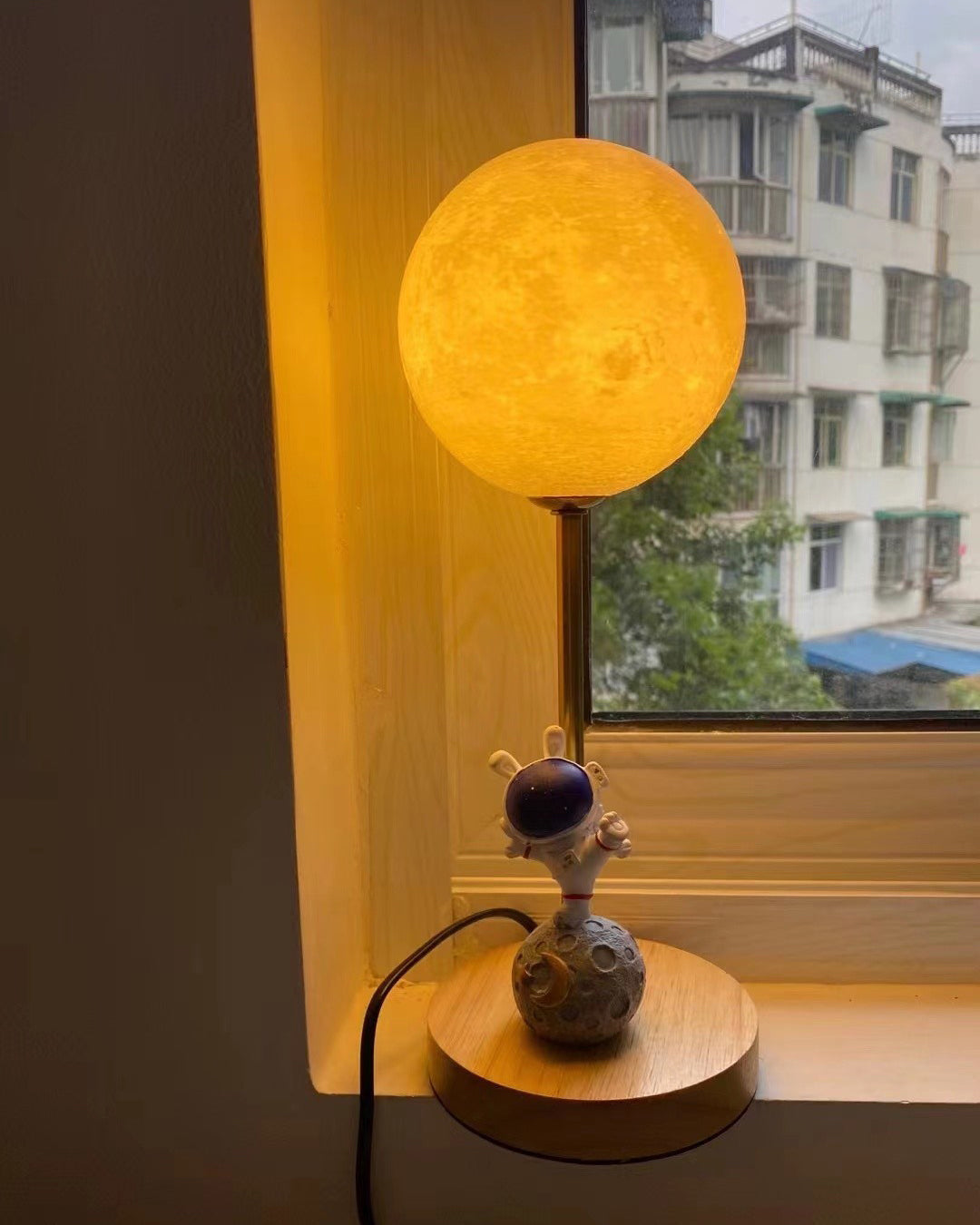 Moon Shape Table Lamp LED Astronaut Design - Product detail 23