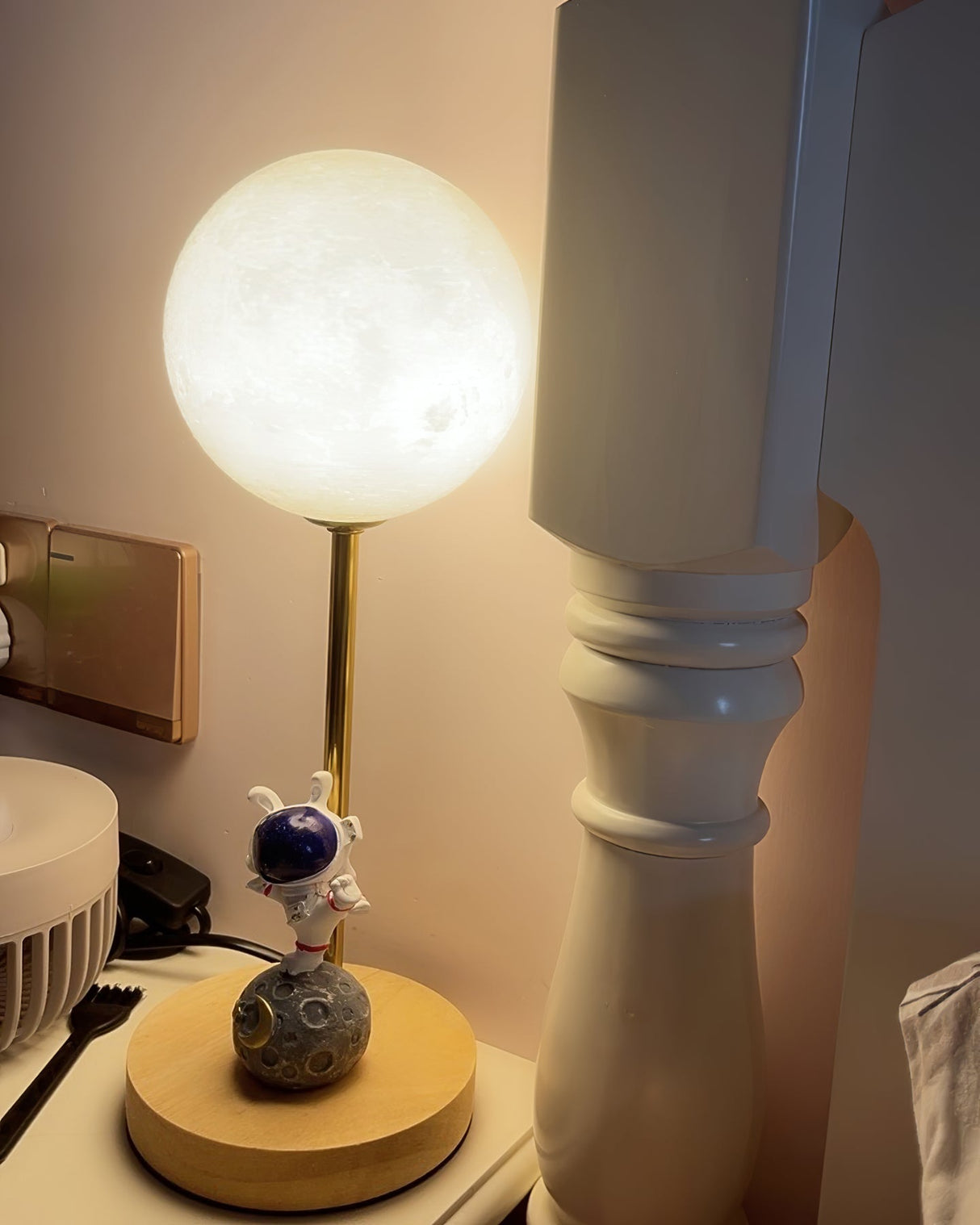 Moon Shape Table Lamp LED Astronaut Design - Product detail 24