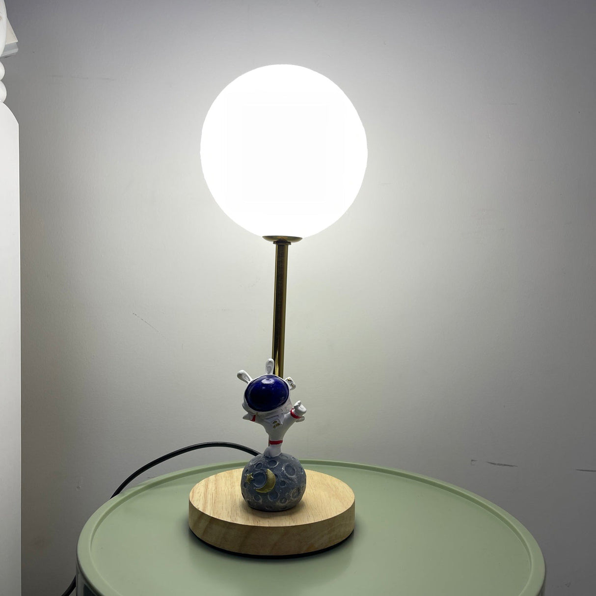 Moon Shape Table Lamp LED Astronaut Design - Product detail 25