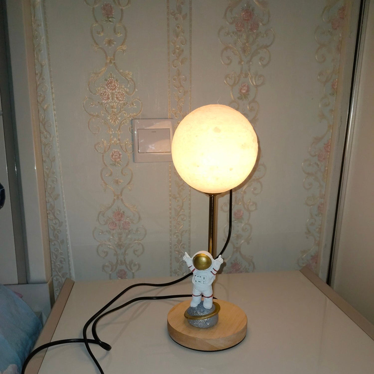Moon Shape Table Lamp LED Astronaut Design - Product detail 27