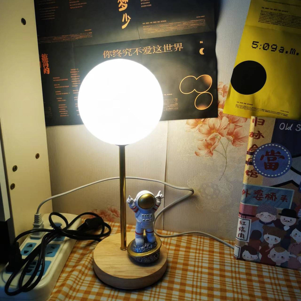 Moon Shape Table Lamp LED Astronaut Design - Product detail 29