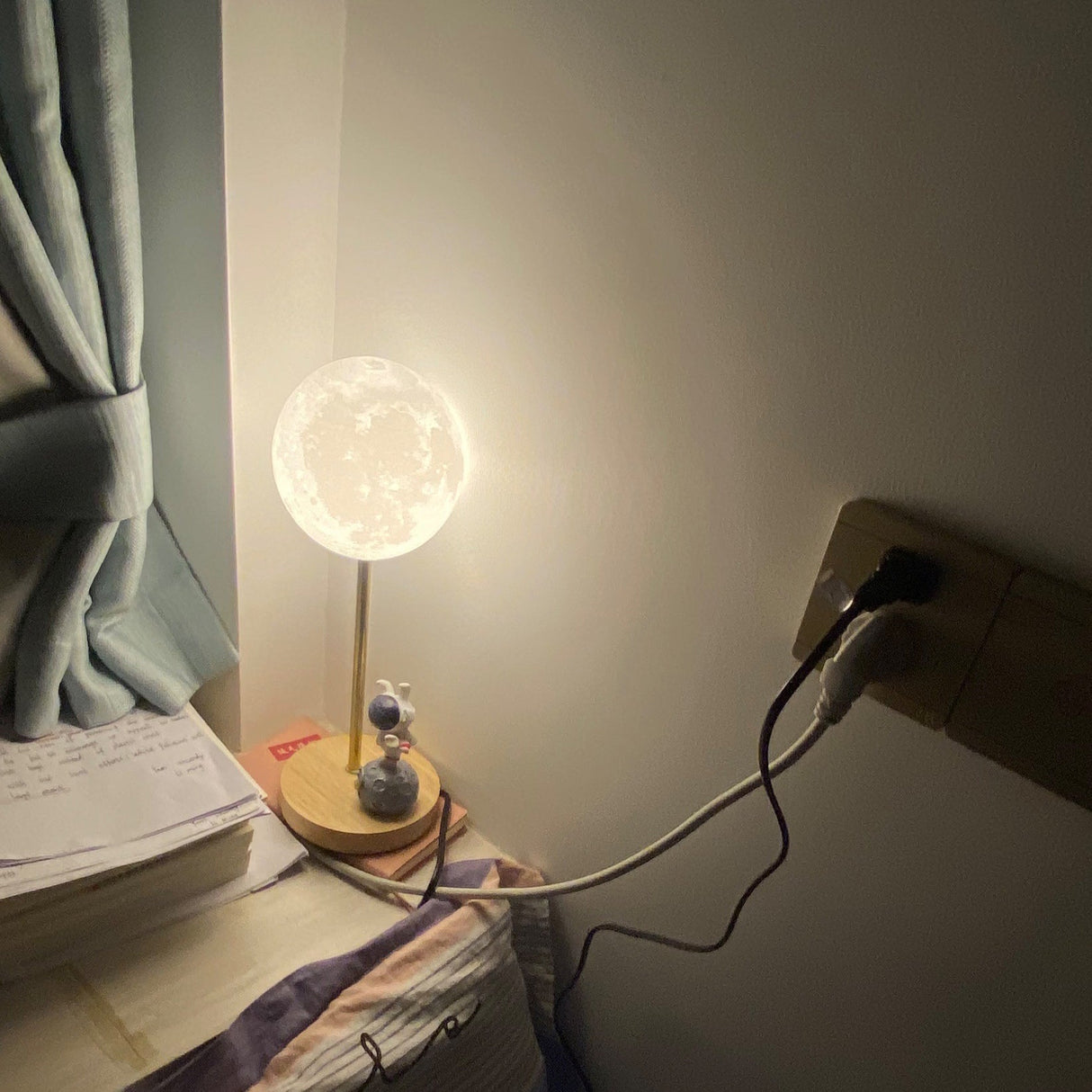 Moon Shape Table Lamp LED Astronaut Design - Product detail 31