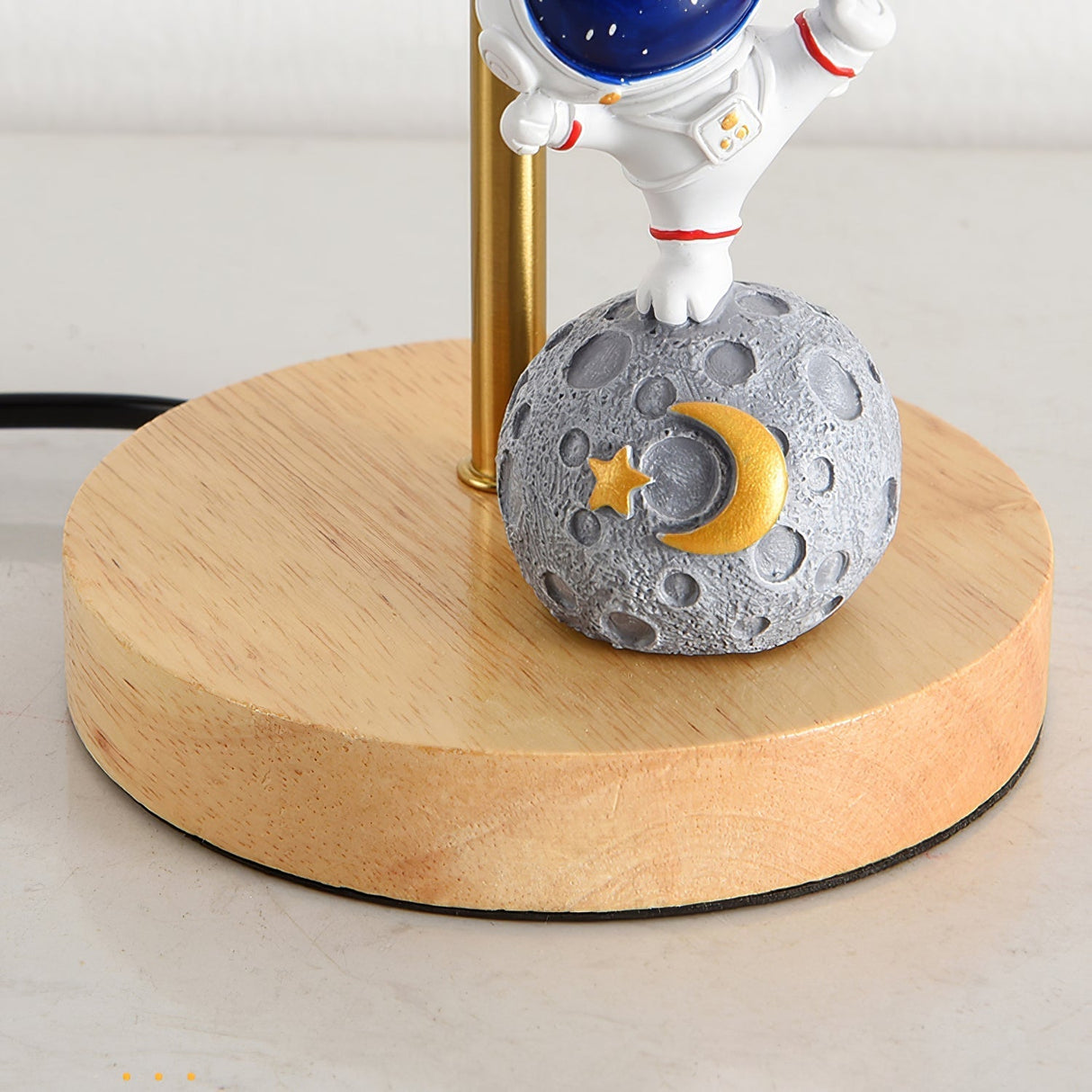 Moon Shape Table Lamp LED Astronaut Design - Product detail 4