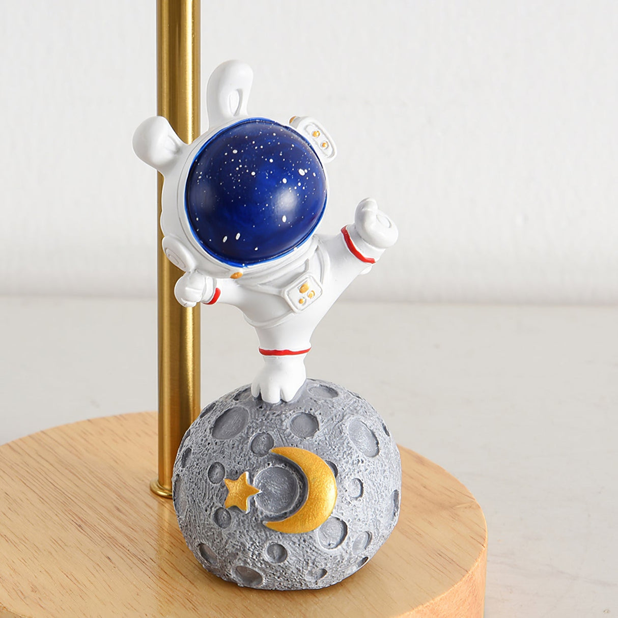 Moon Shape Table Lamp LED Astronaut Design - Product detail 6