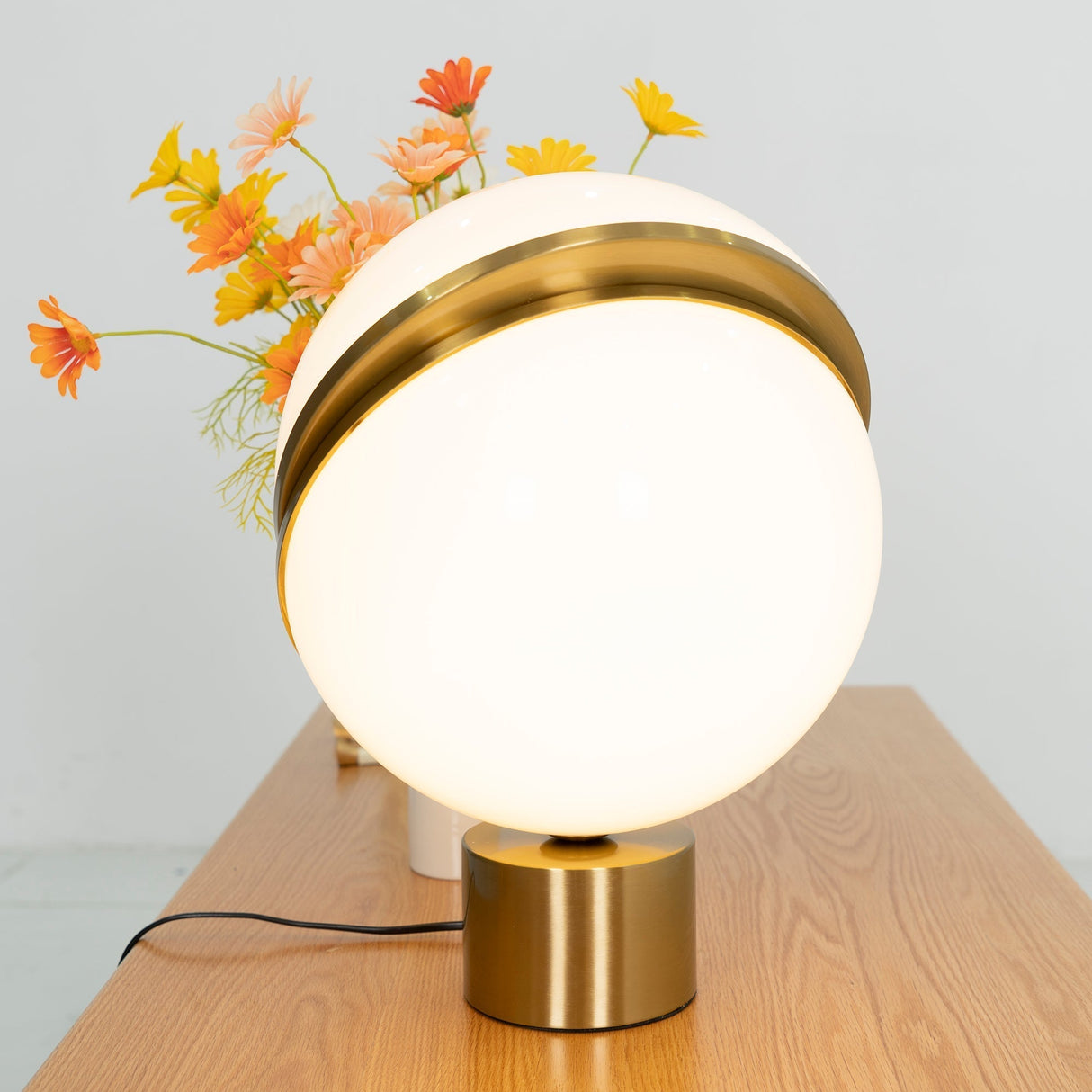 Modern Globe Table Lamp Brass Crescent Design - Product detail 4