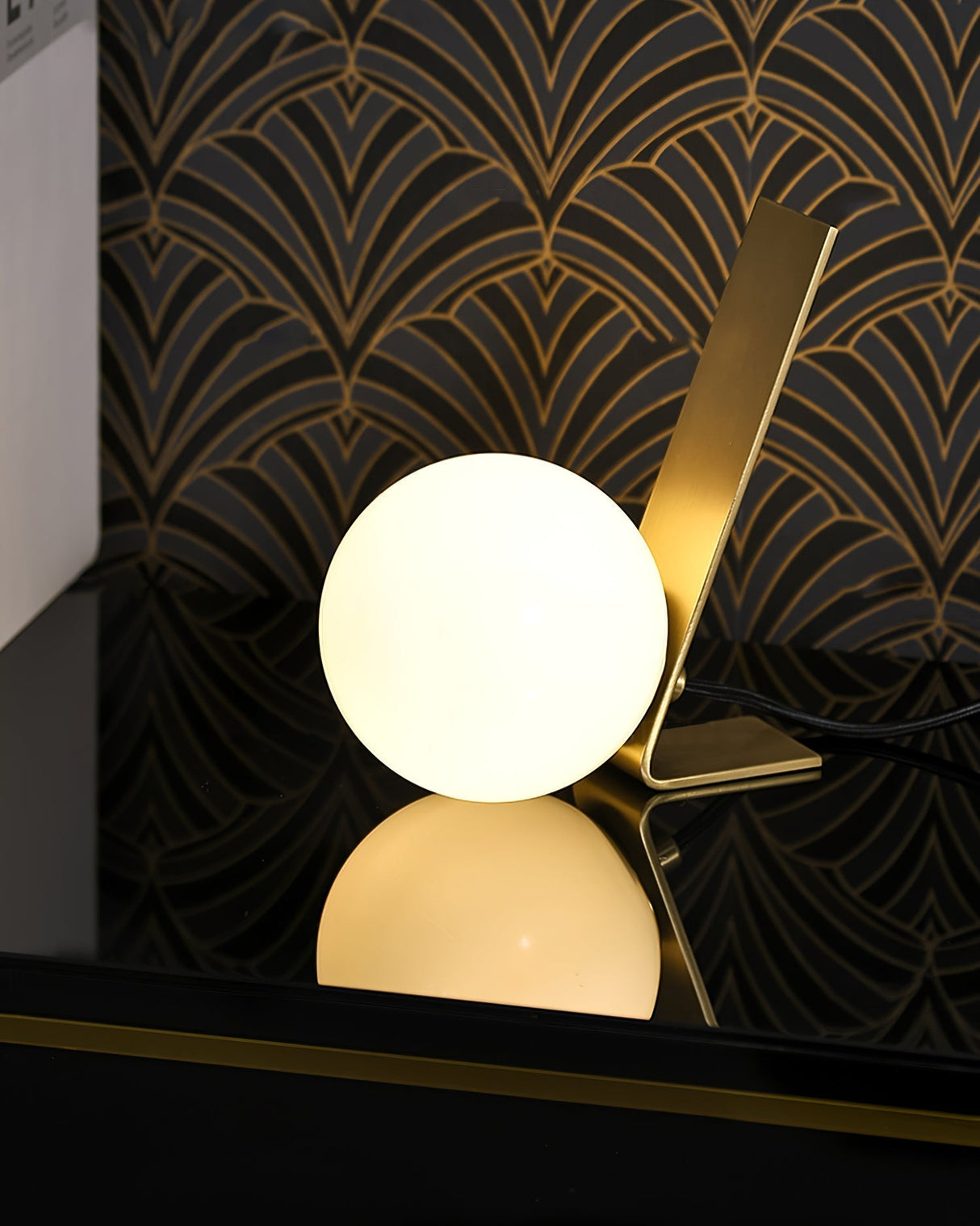 Modern Table Lamp Brass Frame Glass Globe Design - Product detail 6