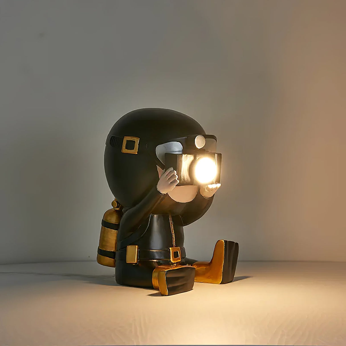 Contemporary Diver Table Lamp Decorative Resin Figurine Light - Product detail 14
