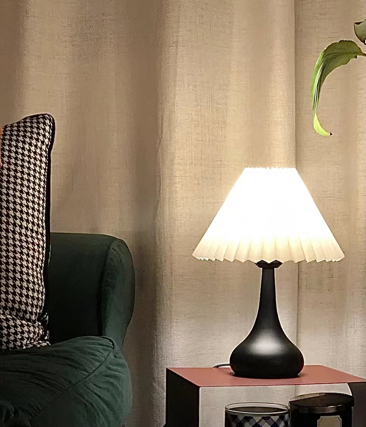 Modern Table Lamp Black Base With Pleated Shade - Product detail 7