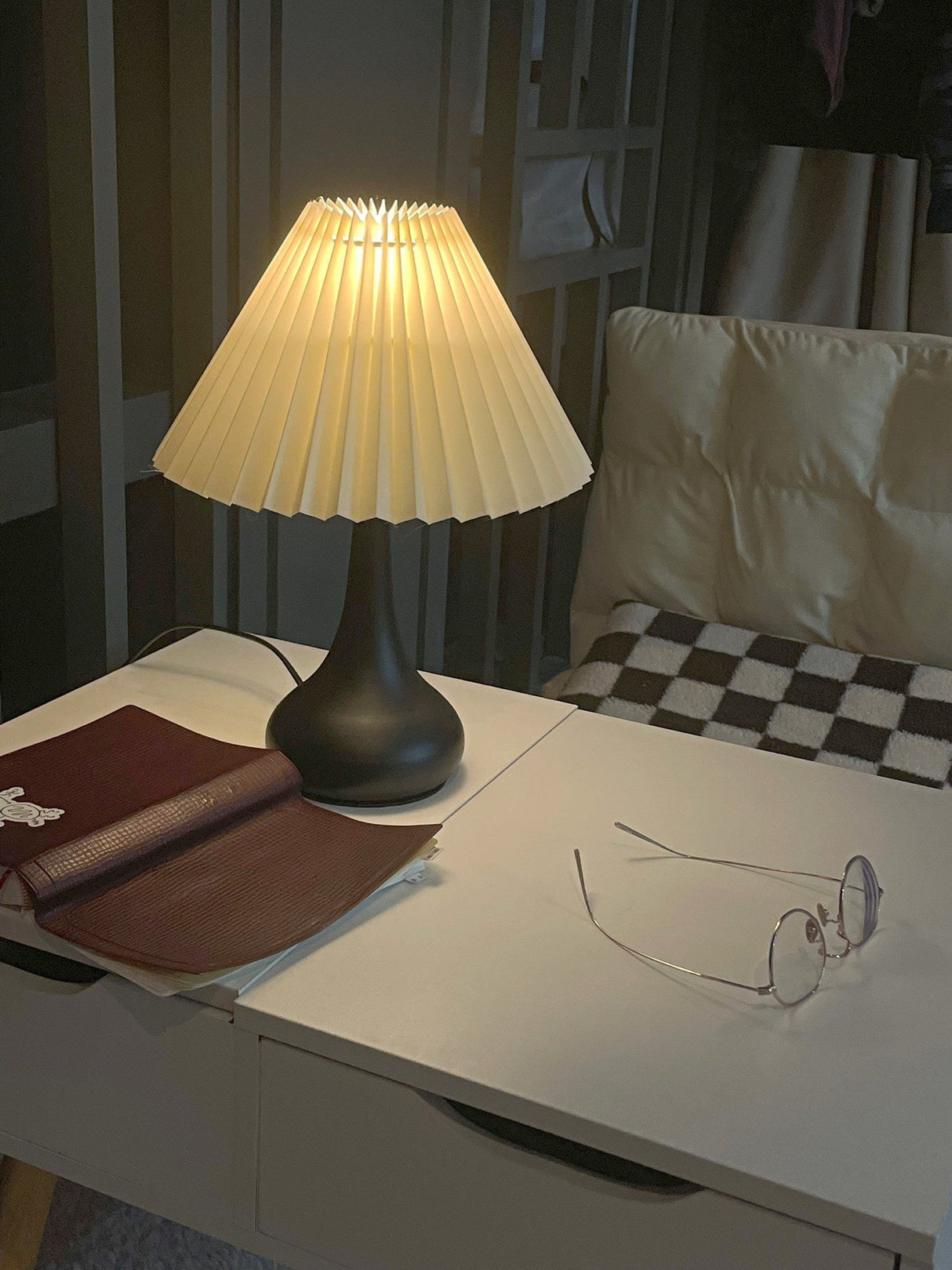 Modern Table Lamp Black Base With Pleated Shade - Product detail 12