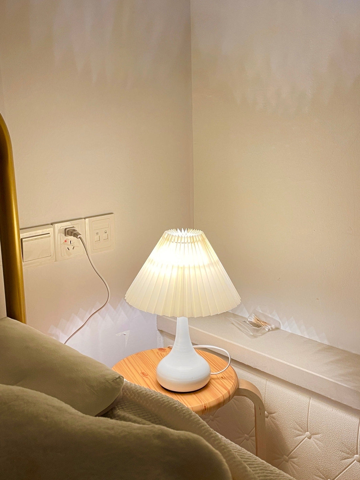 Modern Table Lamp Black Base With Pleated Shade - Product detail 15