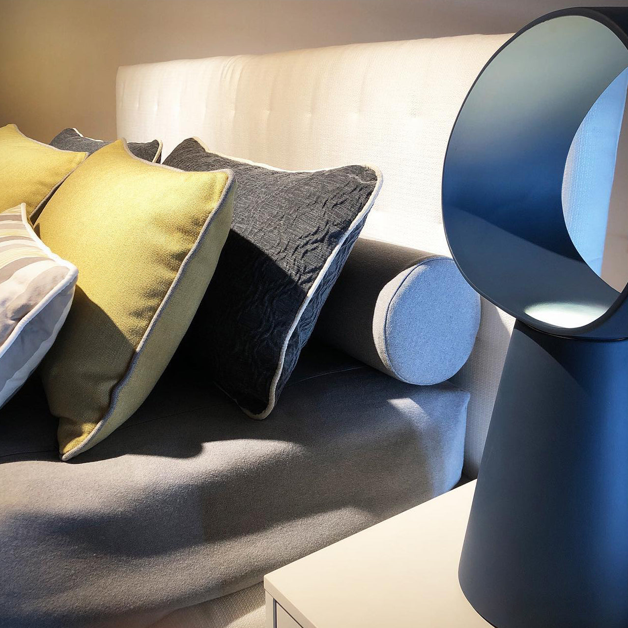 Modern Table Lamp  Sculptural Elliptical Design - Product detail 7