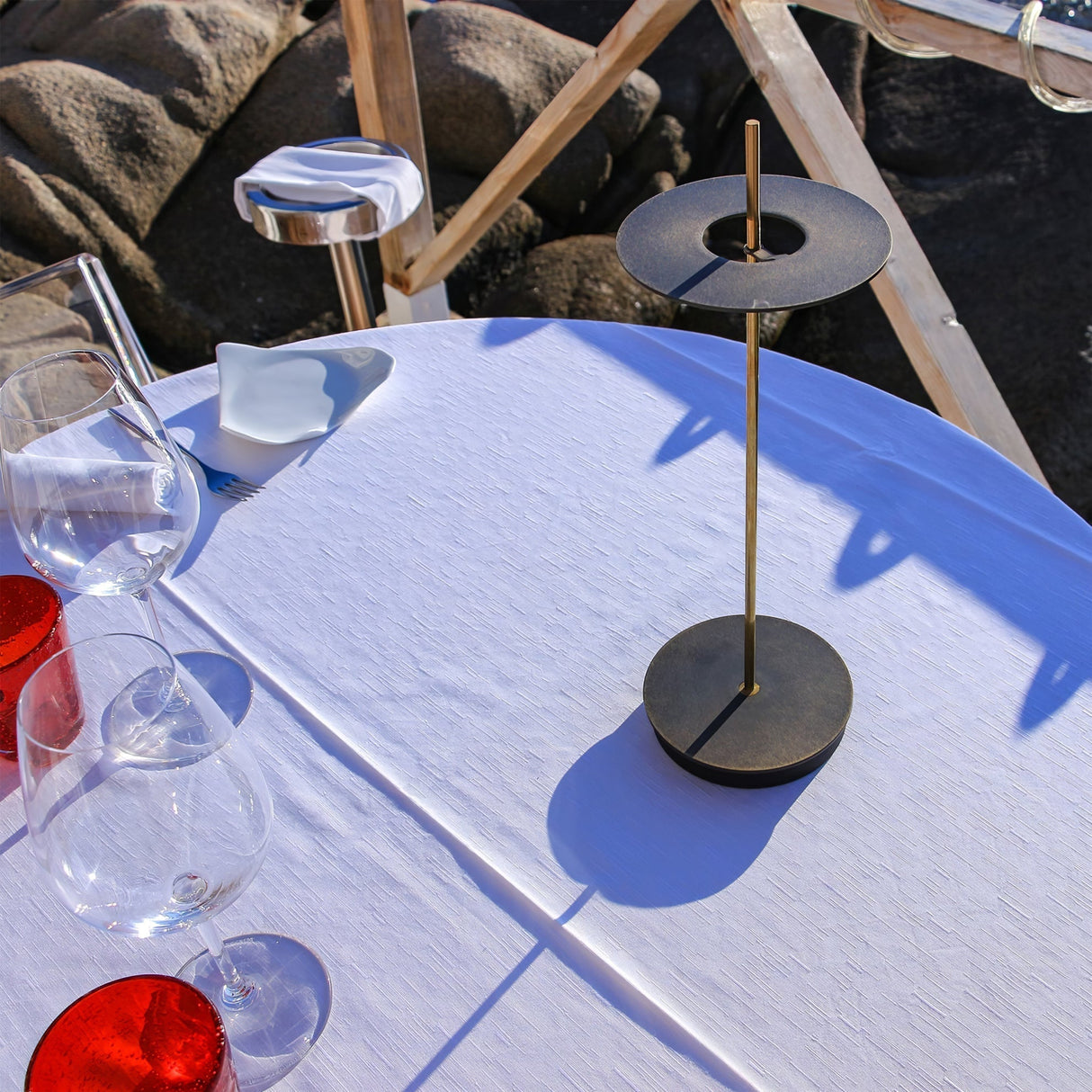 Modern Metal Table Lamp Floating Disc Design - Product detail 8