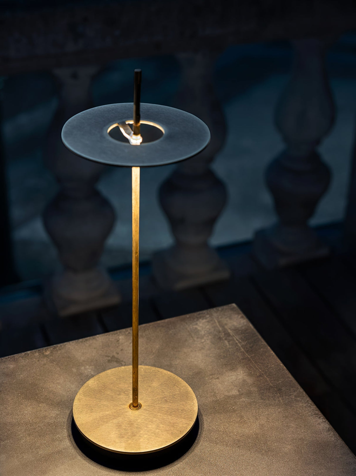 Modern Metal Table Lamp Floating Disc Design - Product detail 11