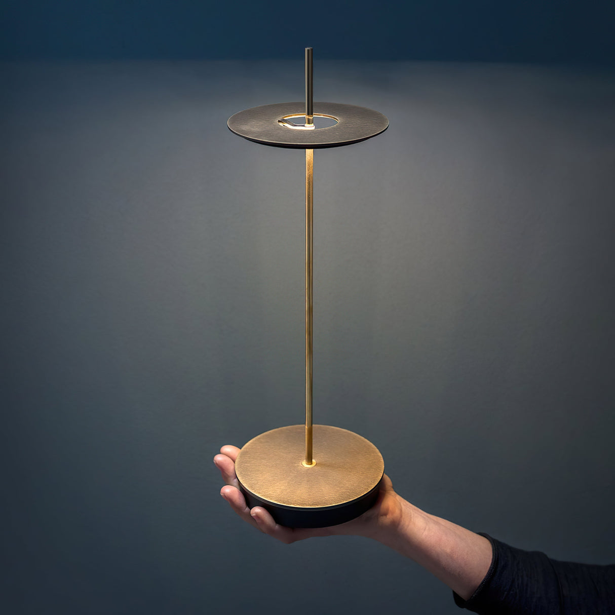 Modern Metal Table Lamp Floating Disc Design - Product detail 19