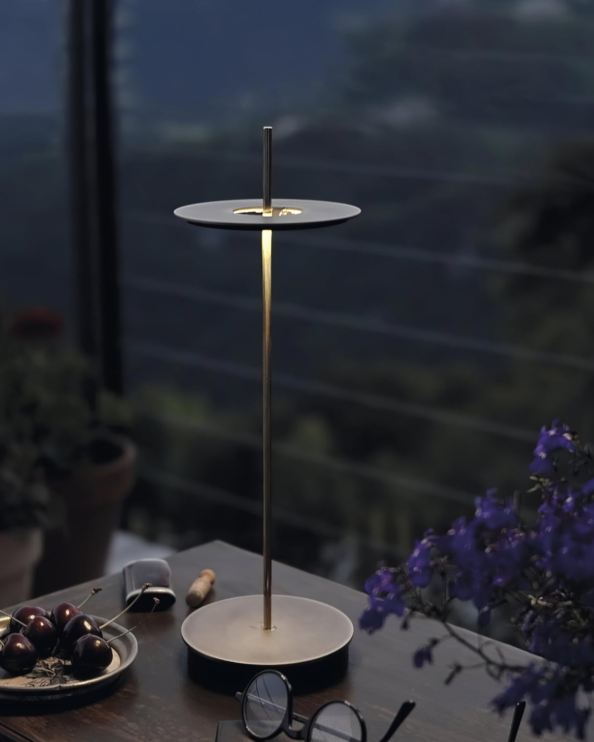 Modern Metal Table Lamp Floating Disc Design - Product detail 14