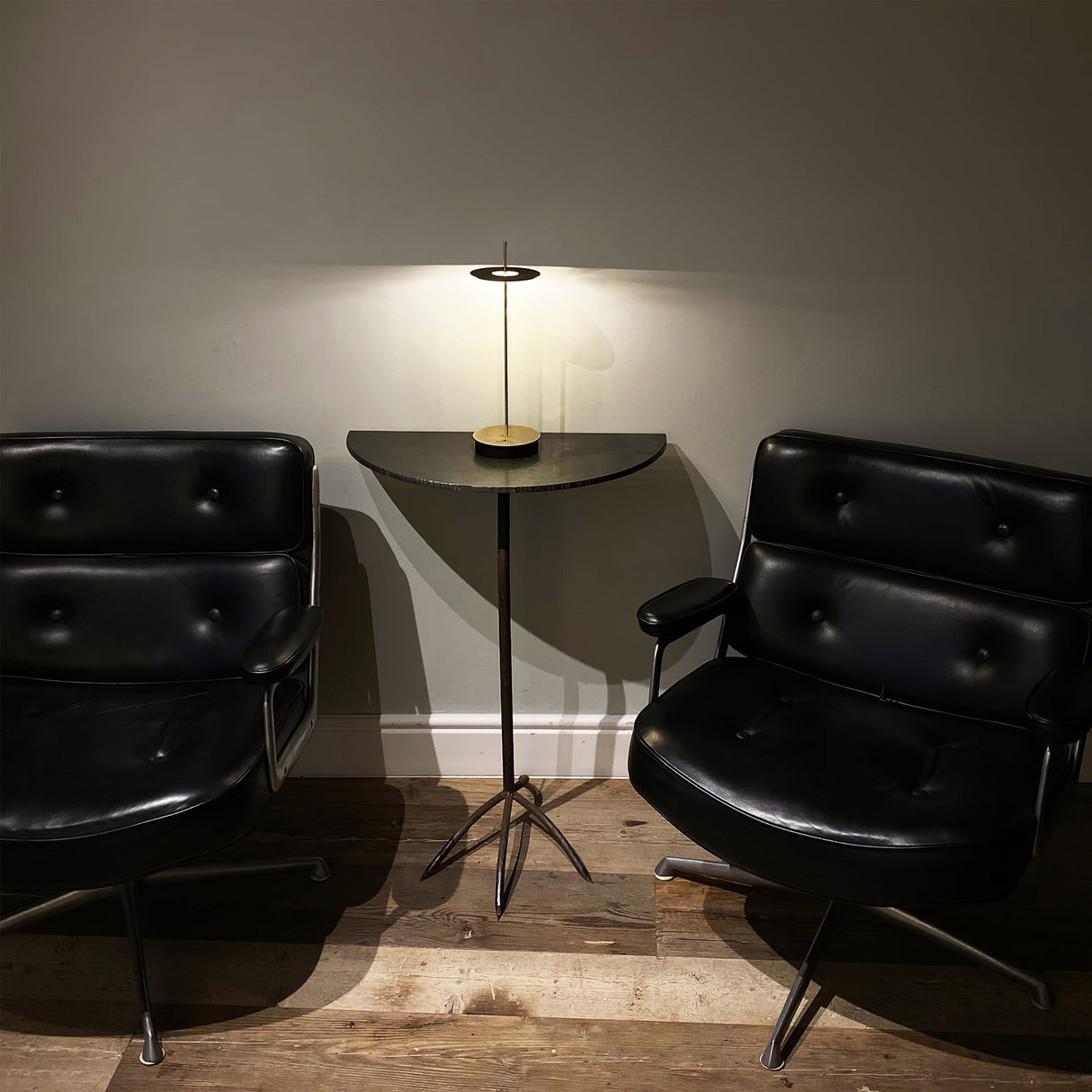 Modern Metal Table Lamp Floating Disc Design - Product detail 10