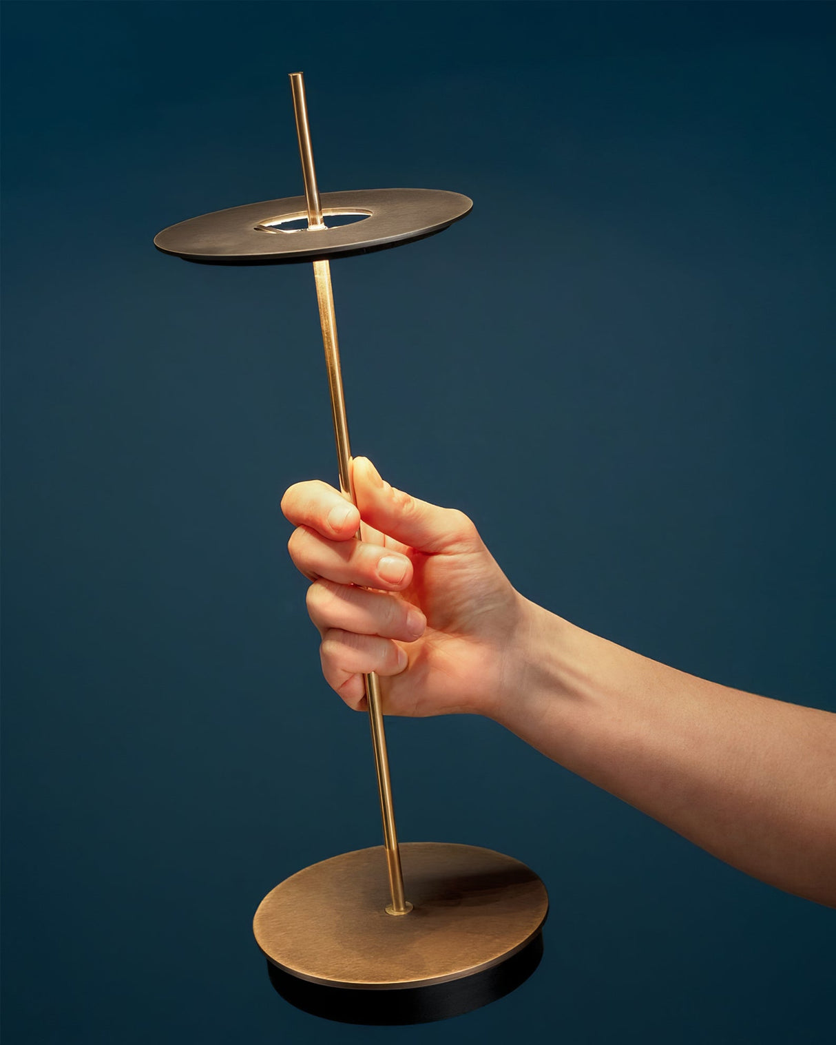 Modern Metal Table Lamp Floating Disc Design - Product detail 18