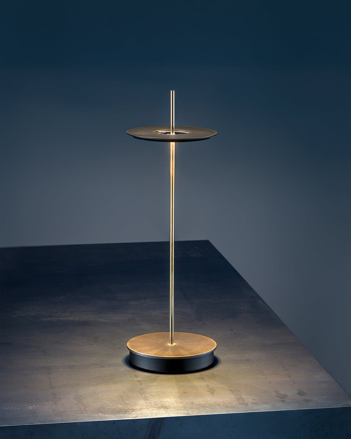 Modern Metal Table Lamp Floating Disc Design - Product detail 22