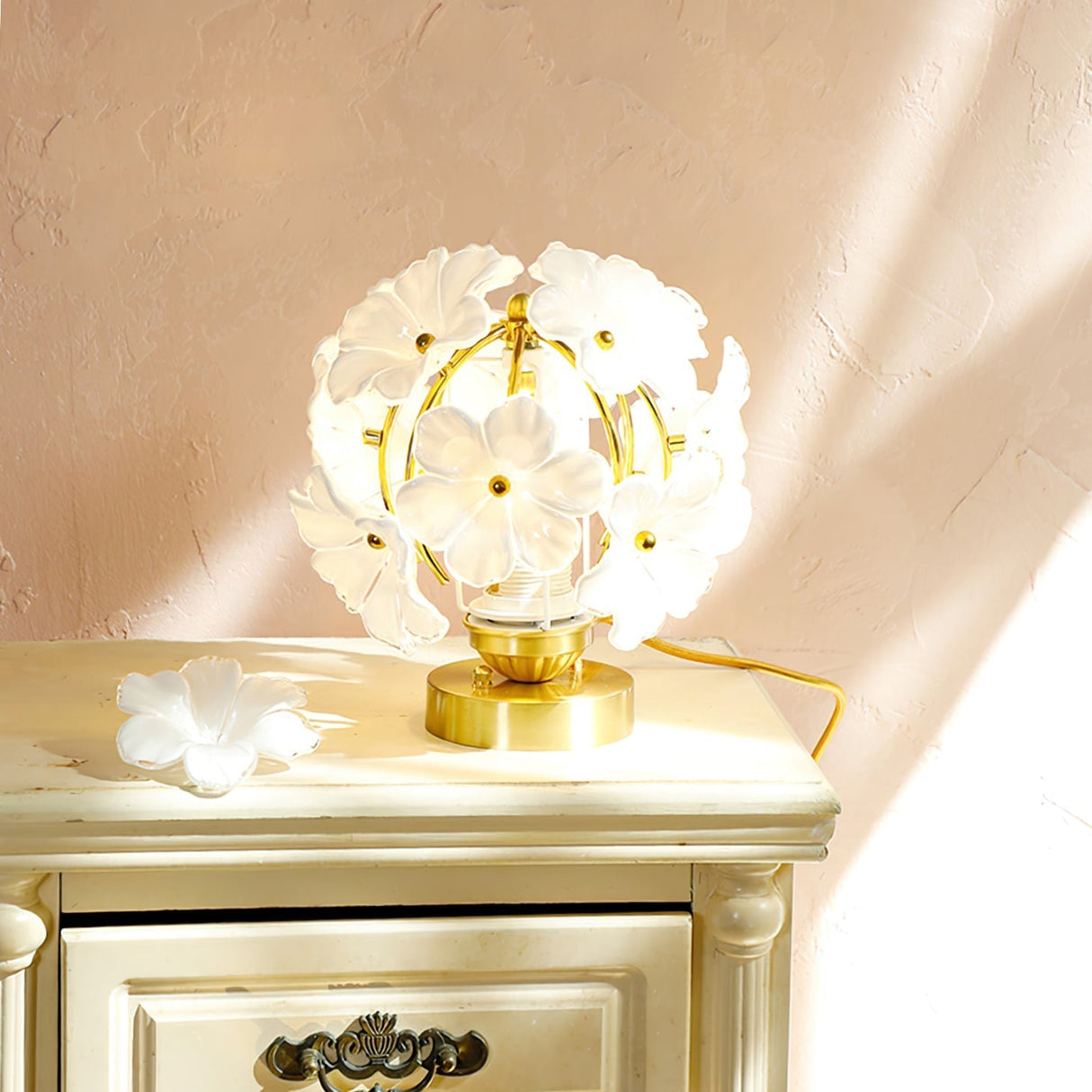 Floral Table Lamp White Glass Petals with Gold Accents - Product detail 4