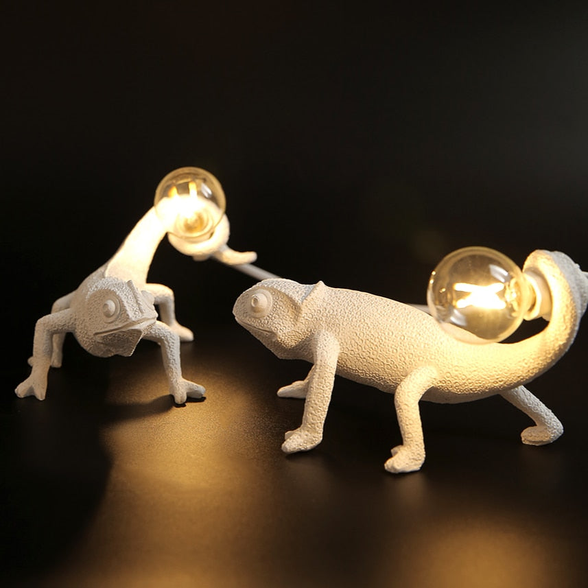 Modern Lizard Table Lamp White Resin Design - Detailed view