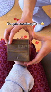 Wooden Photo Flipbook Frame Hand-Cranked Memory Display Box - Detailed view