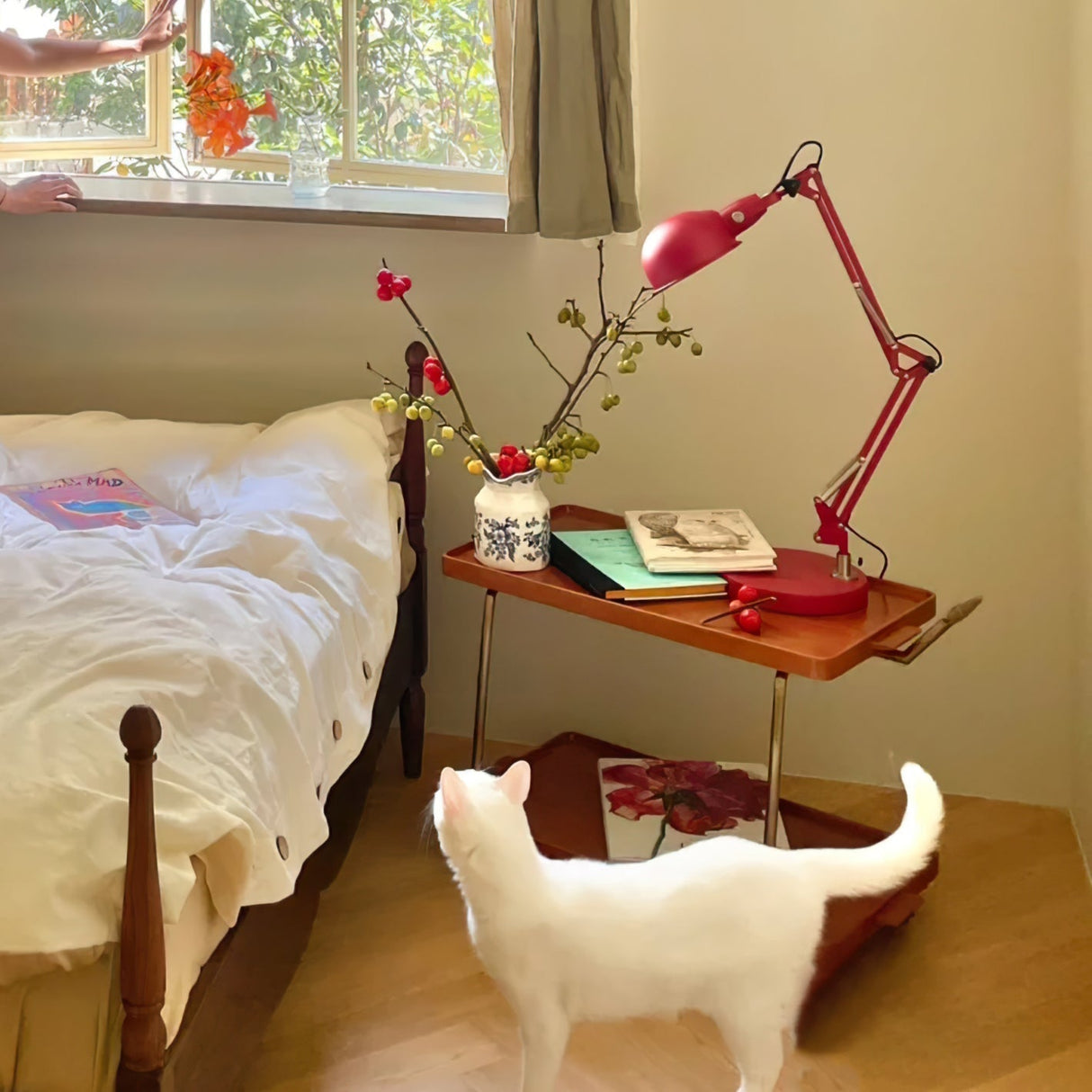 Adjustable Task Lamp Red Metal Swing Arm Design - Product detail 4
