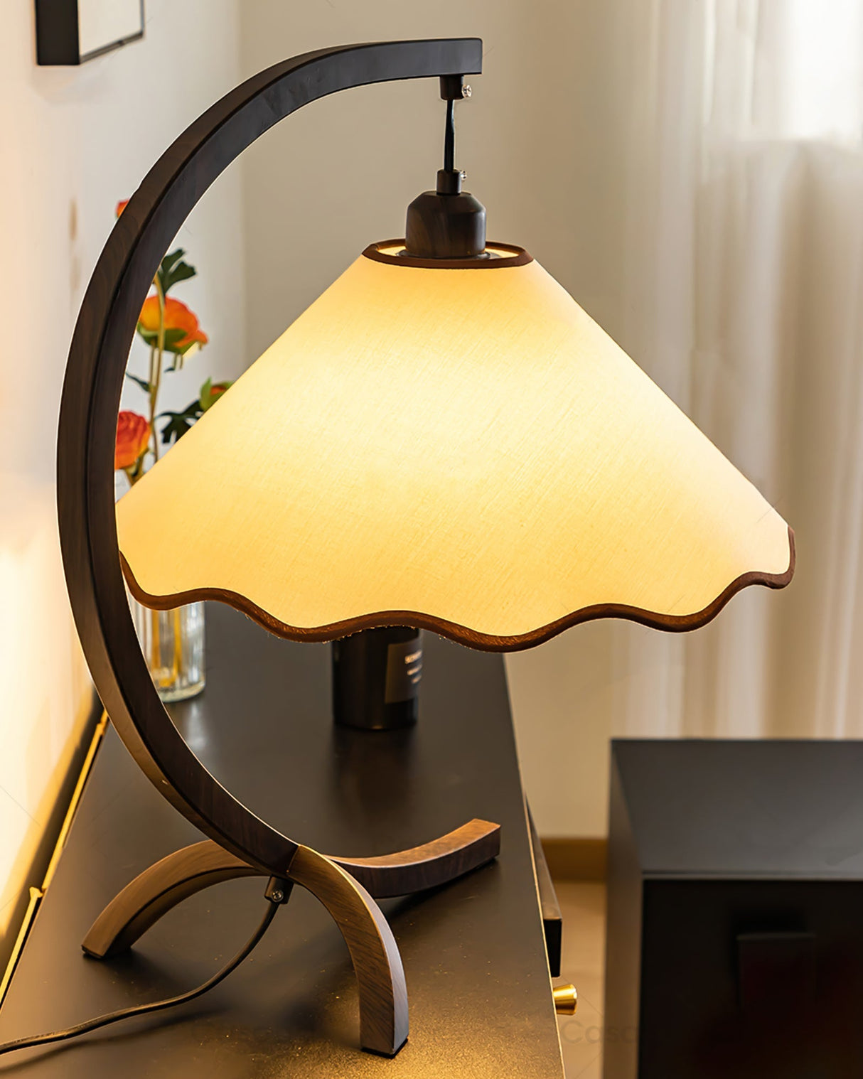 Retro Table Lamp Curved Frame With Scalloped Shade - Product detail 5