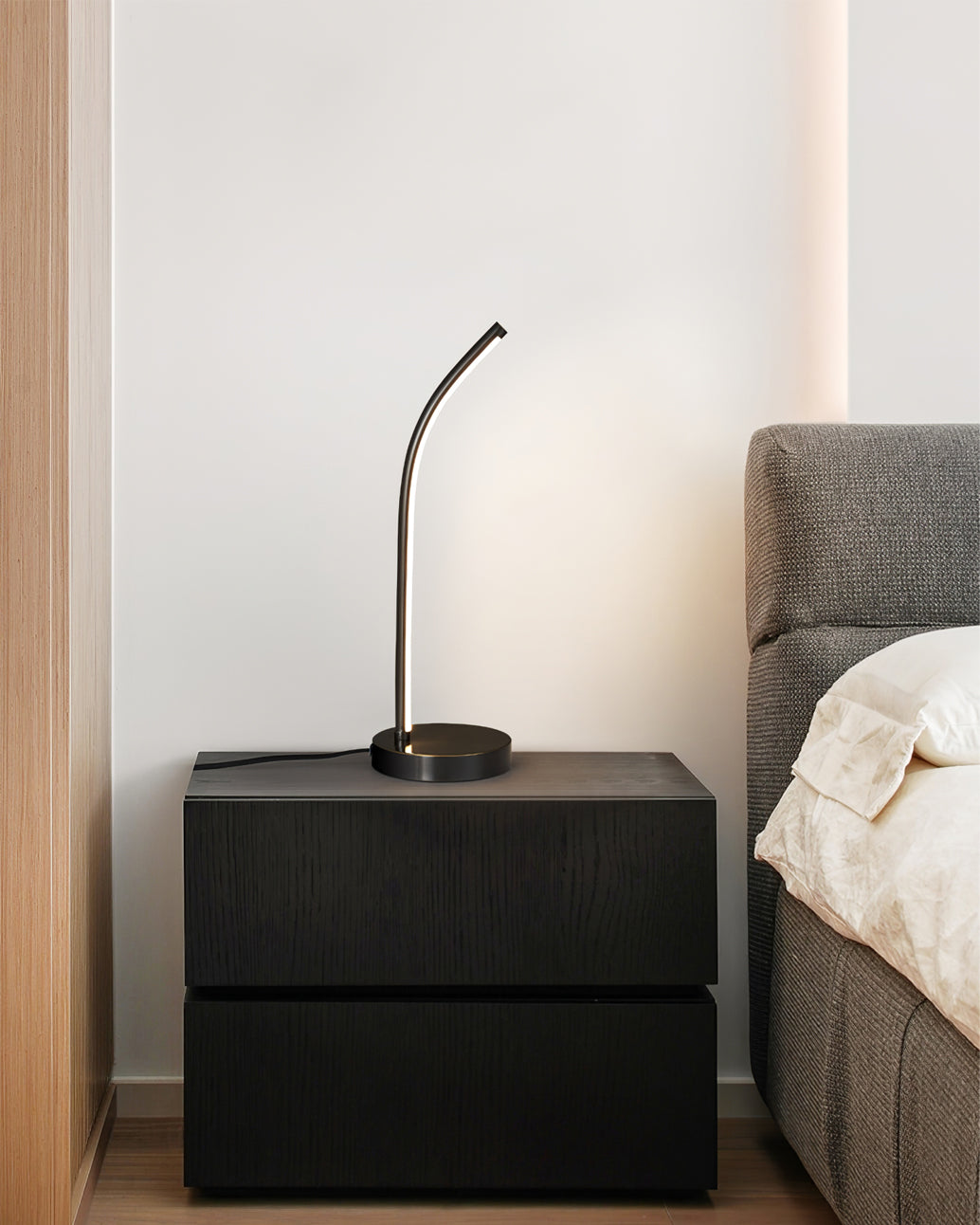 Modern LED Desk Lamp Curved Brass Design - Product detail 4