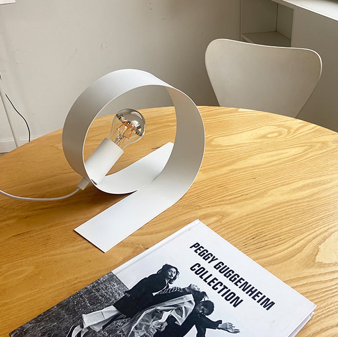 Minimalist Table Lamp Sculptural Metal Design - Product detail 8