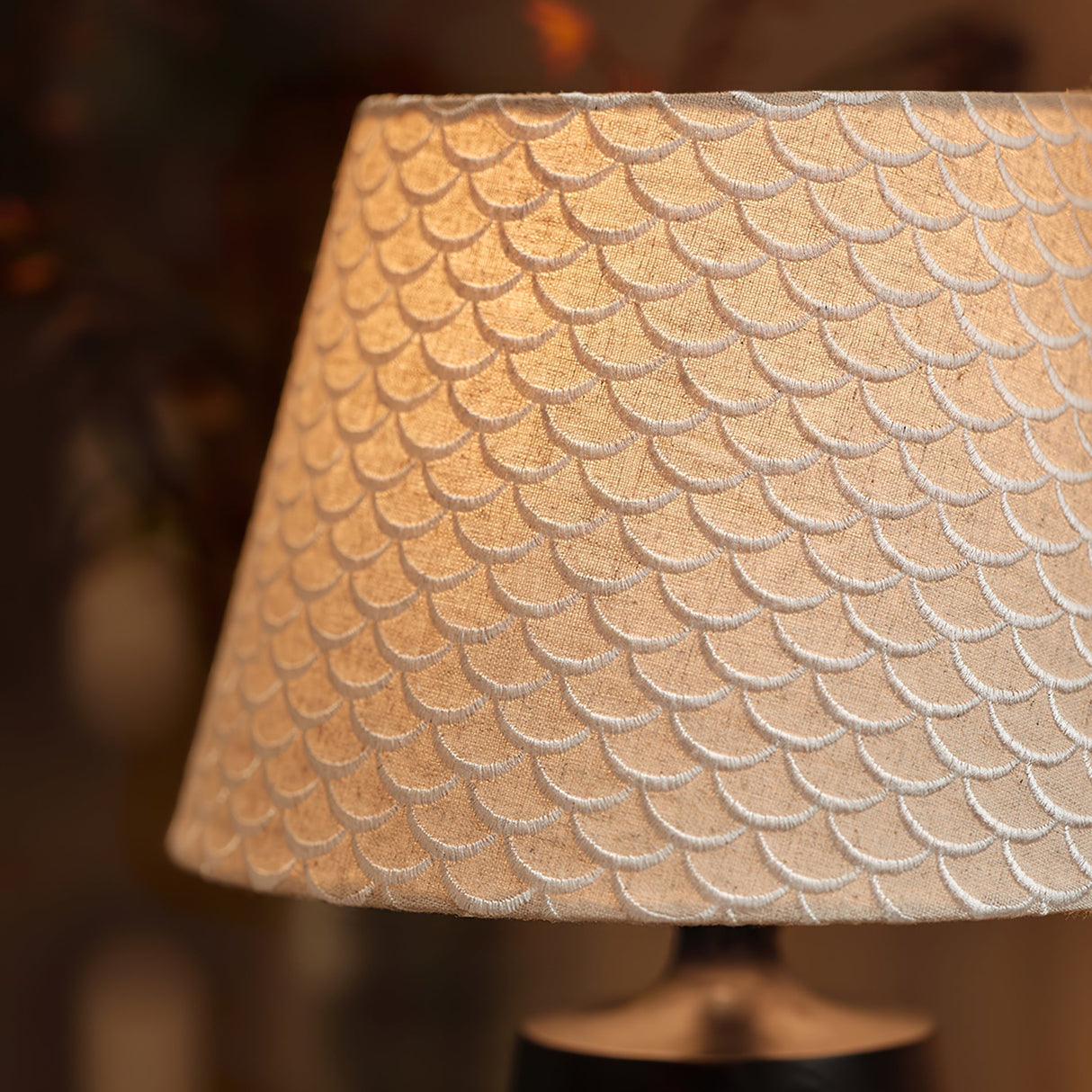 Mermaid Scale Table Lamp Black Wood Base - Product detail 6
